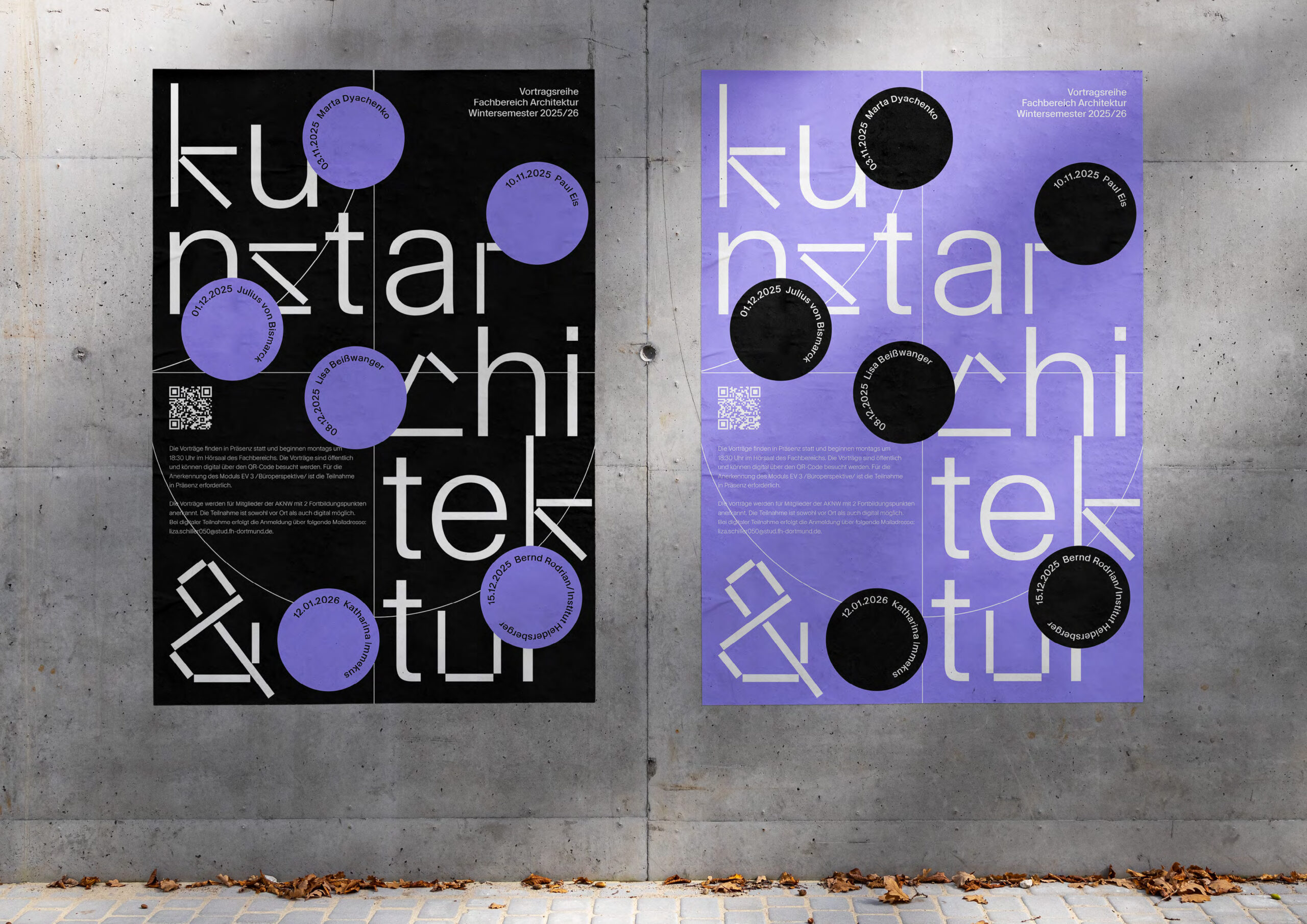 Zwei Plakate mit fettgedrucktem, sich überschneidendem Text und kreisförmigen Elementen sind nebeneinander an einer Betonwand angebracht; eines ist schwarz, das andere lavendelfarben, beide zeigen deutsche Wörter und Veranstaltungshinweise für Architektur an der FH Dortmund.