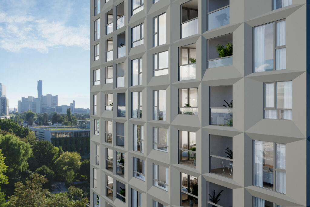 Ein modernes Wohnhochhaus mit geometrischen Fenstermustern und Balkonen vor einer Stadtsilhouette mit Bäumen im Vordergrund.