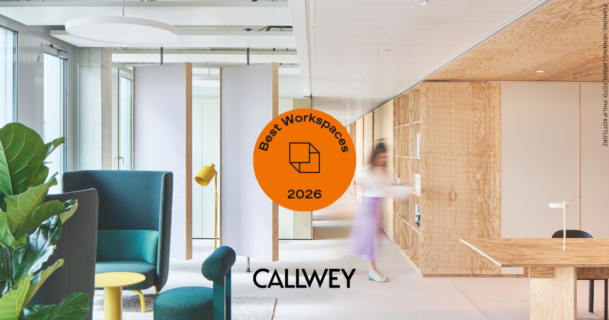 Modernes Bürointerieur mit zeitgenössischen Möbeln und Holzakzenten; eine verschwommene Person geht vorbei. In der Mitte sind ein orangefarbenes „Best Workspaces 2026“-Abzeichen und das „Callwey“-Logo zu sehen, die die Auszeichnung in Best Workspaces hervorheben.
