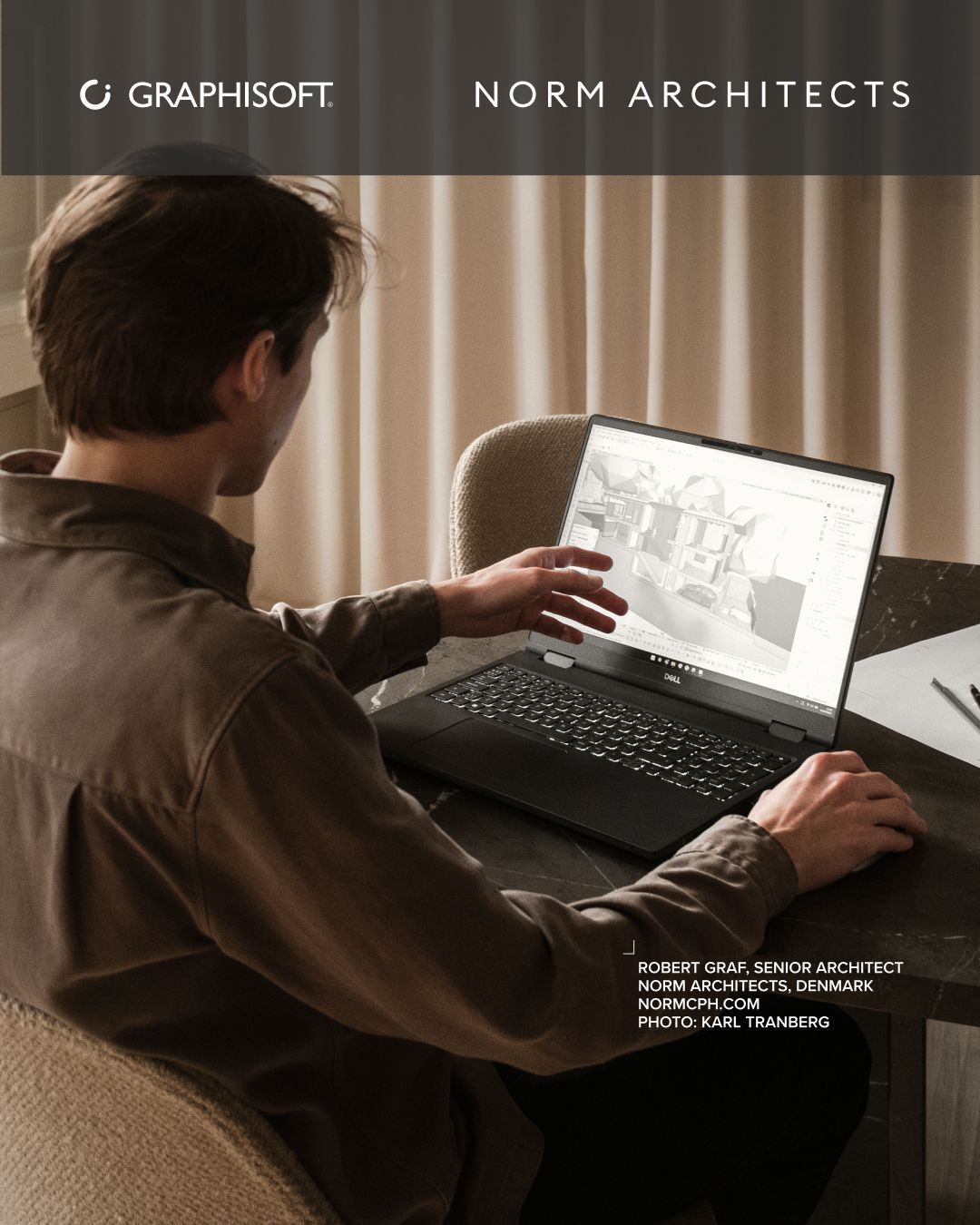 Ein Mann sitzt an einem Schreibtisch mit einem Laptop, auf dem eine 3D-Architektursoftware geöffnet ist; der Text auf dem Bild lautet "GRAPHISOFT" und "NORM ARCHITECTS".