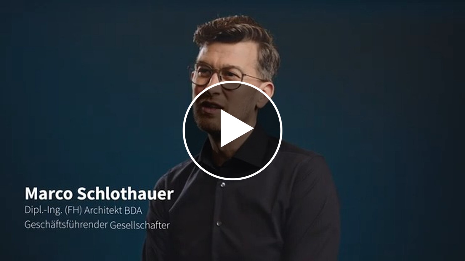 Ein Mann namens Marco Schlothauer, zu sehen als Dipl.-Ing. (FH) Architekt BDA und Geschäftsführer, spricht in einer dunklen Umgebung mit blauem Hintergrund und diskutiert, wie Nova AVA das Baukostenmanagement revolutioniert.