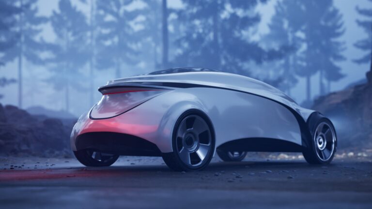 Futuristisches silbernes Konzeptauto mit sanften Kurven und getönten Scheiben, wie ein automatisch gespeicherter Entwurf, geparkt auf einer nebligen Waldstraße.